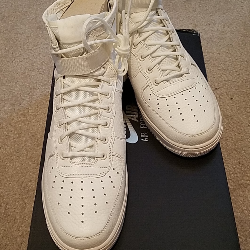Nike Men's Air Force 1 Basketball Shoes - Picture 2 of 10